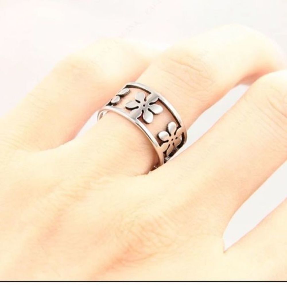 Stainless Steel Five Petal Cut Out Ring New in Gift Box